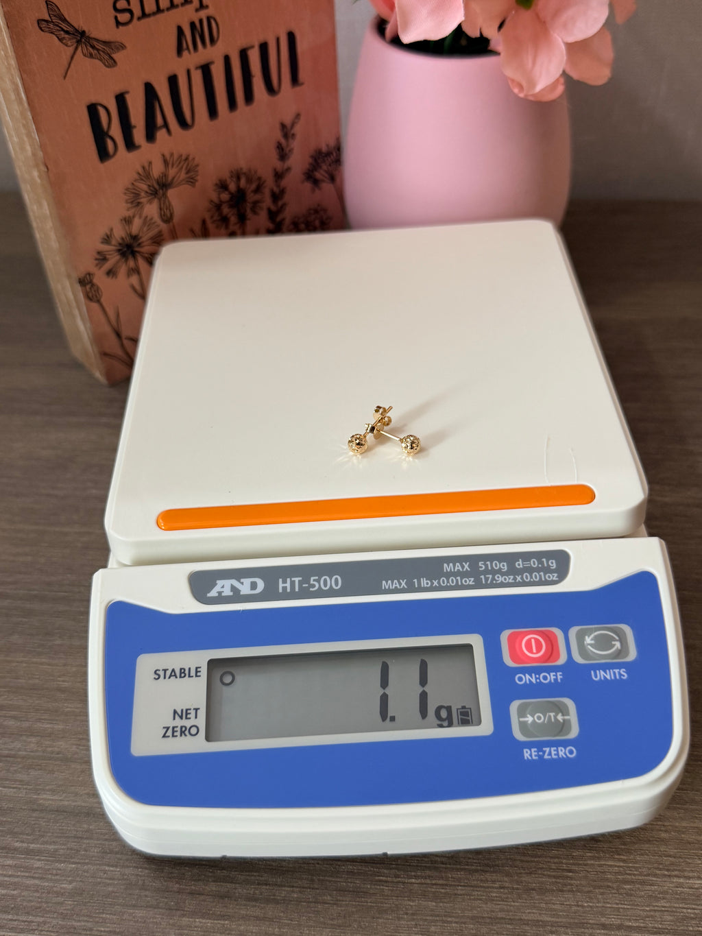 18karat gold stud earring