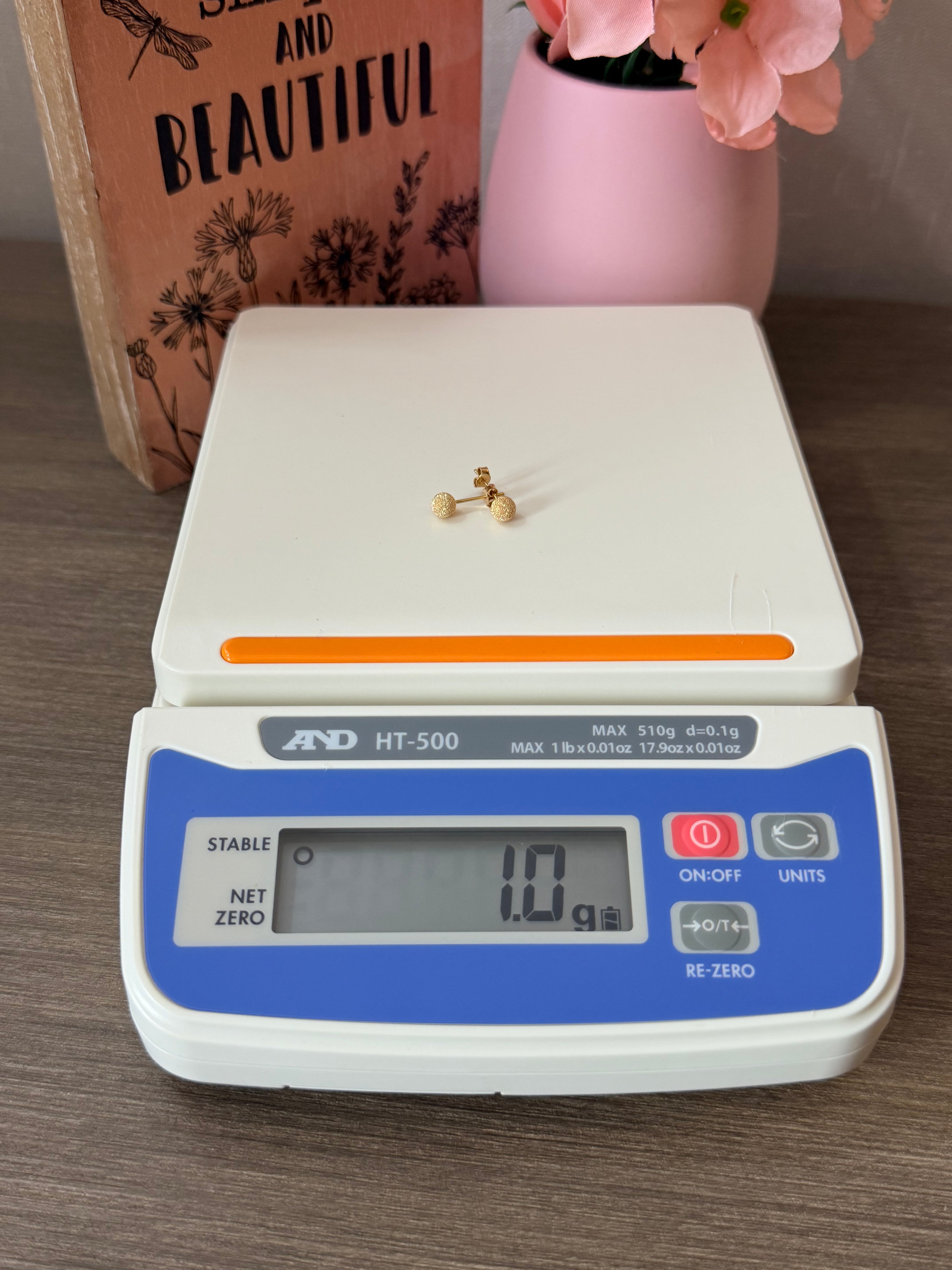 18karat gold stud earring