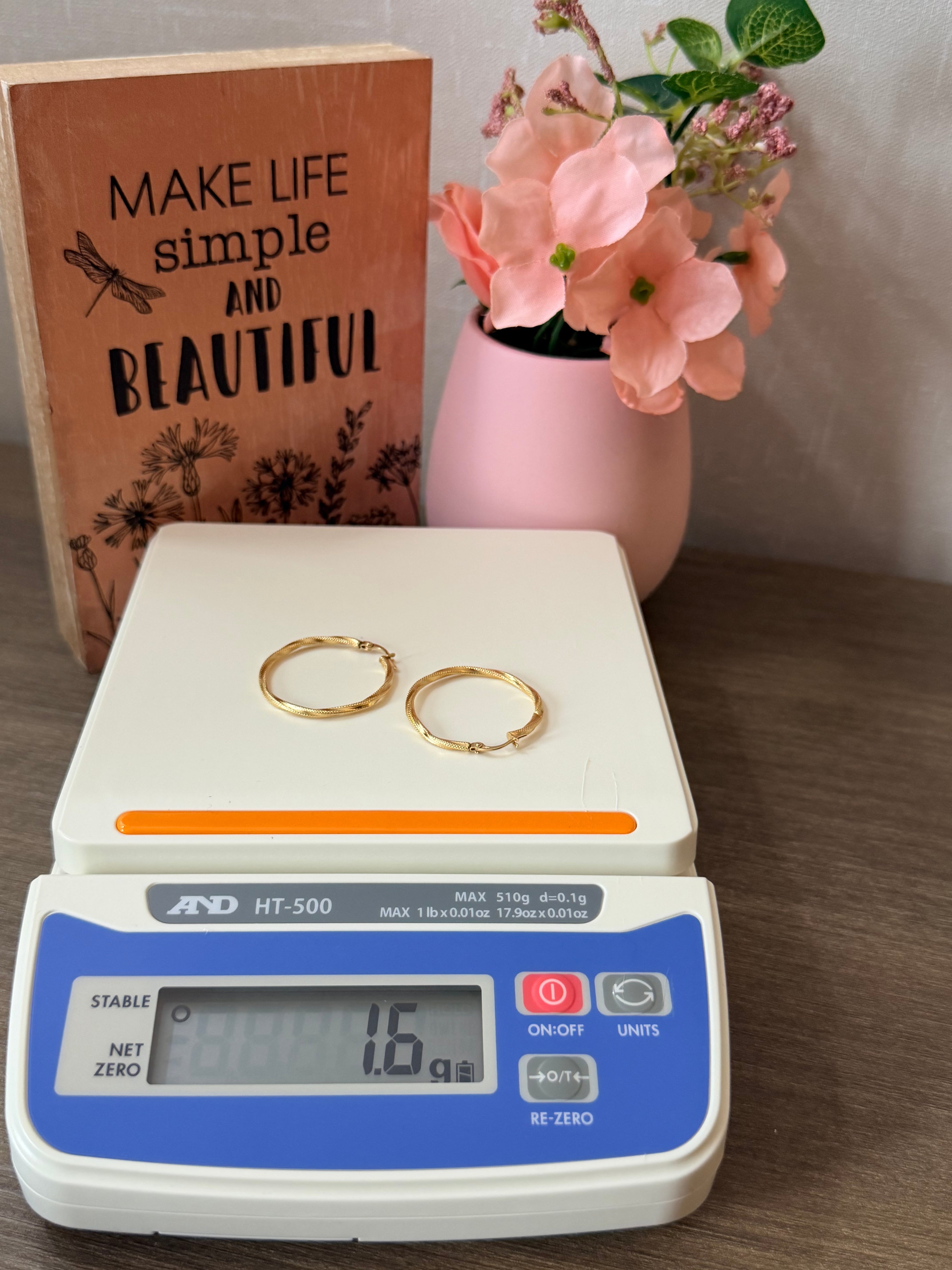 18karat gold loop earring