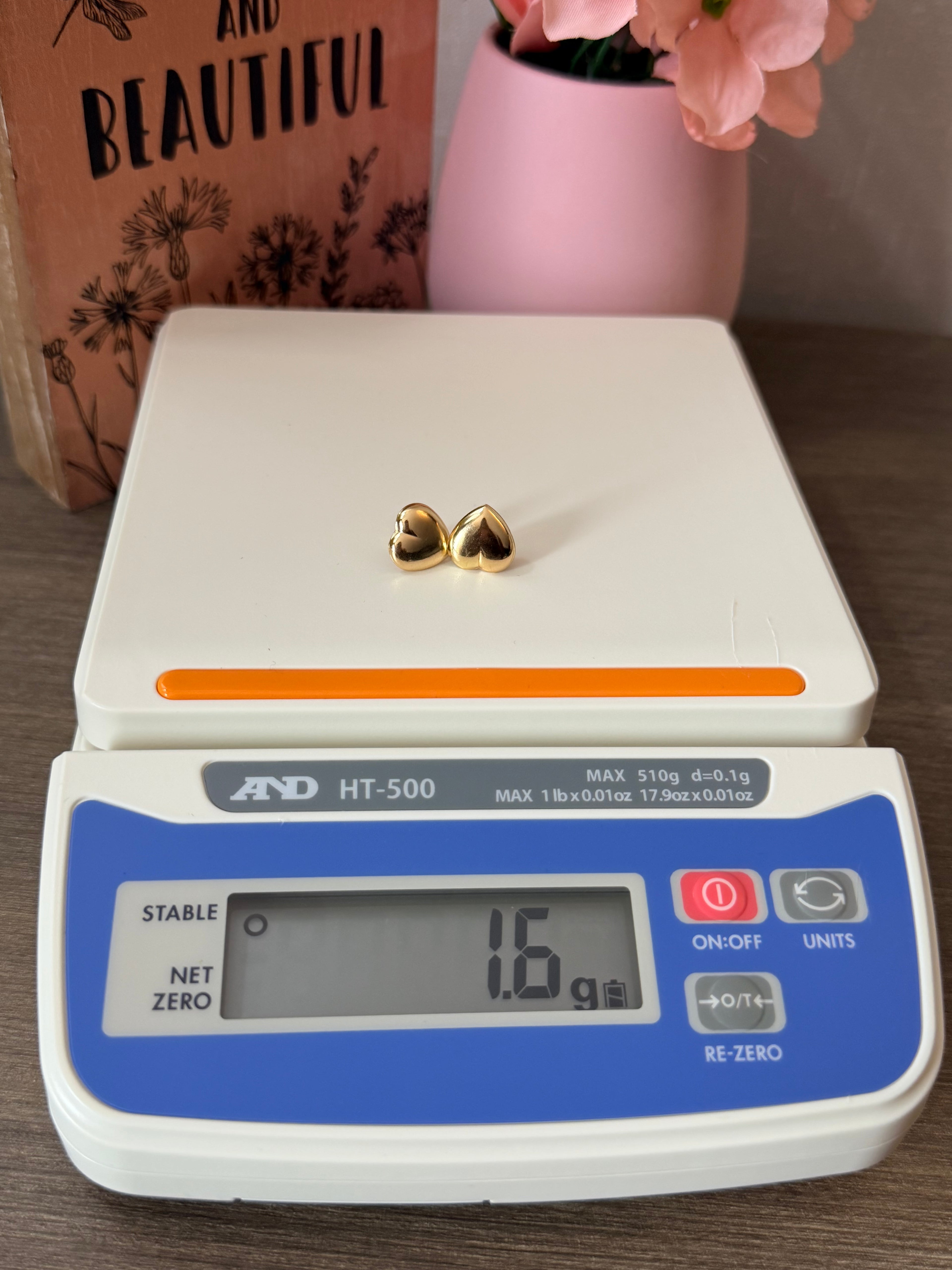 18karat gold heart shaped stud earring