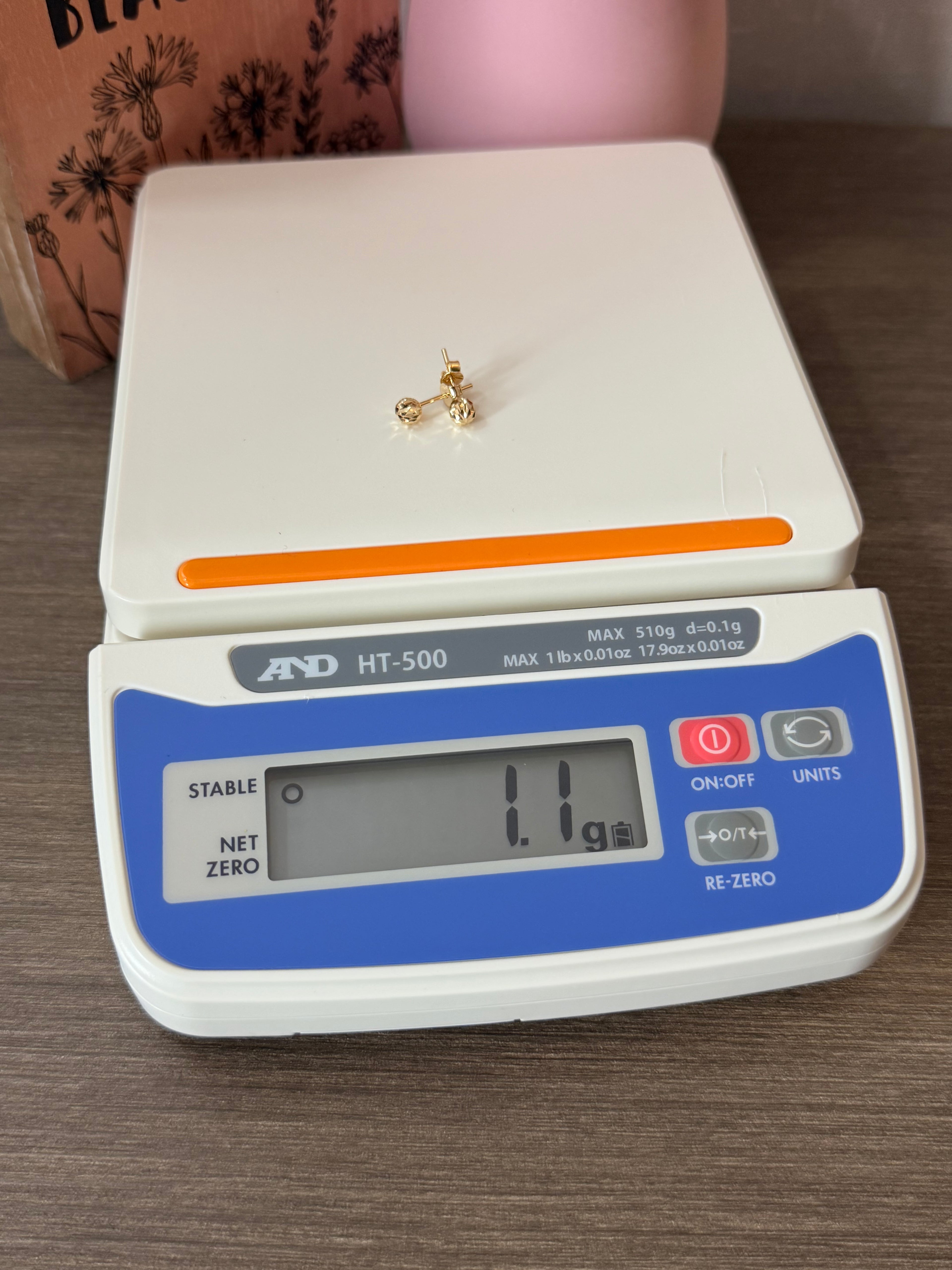 18karat gold stud earring