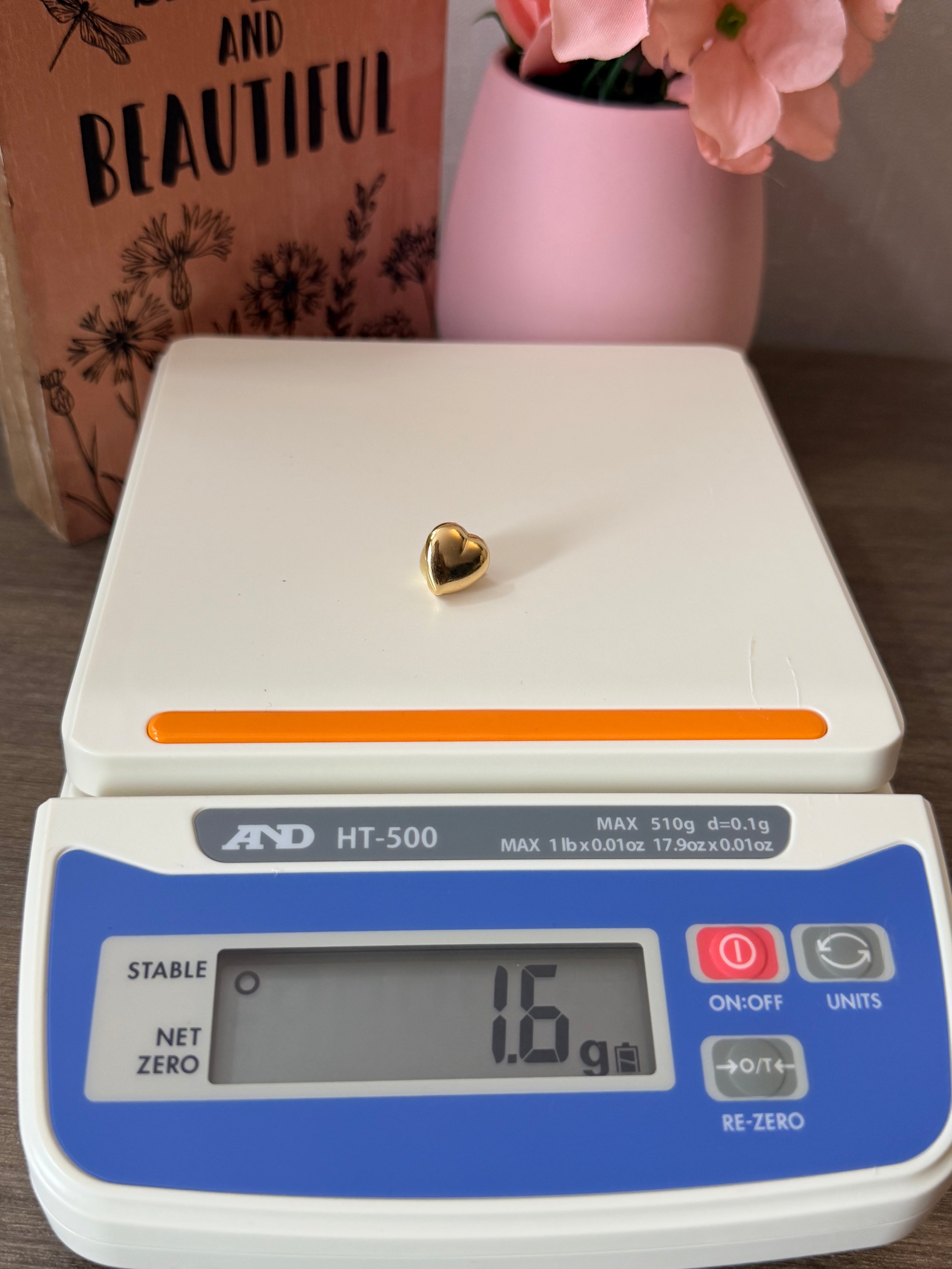 18karat gold heart shaped stud earring