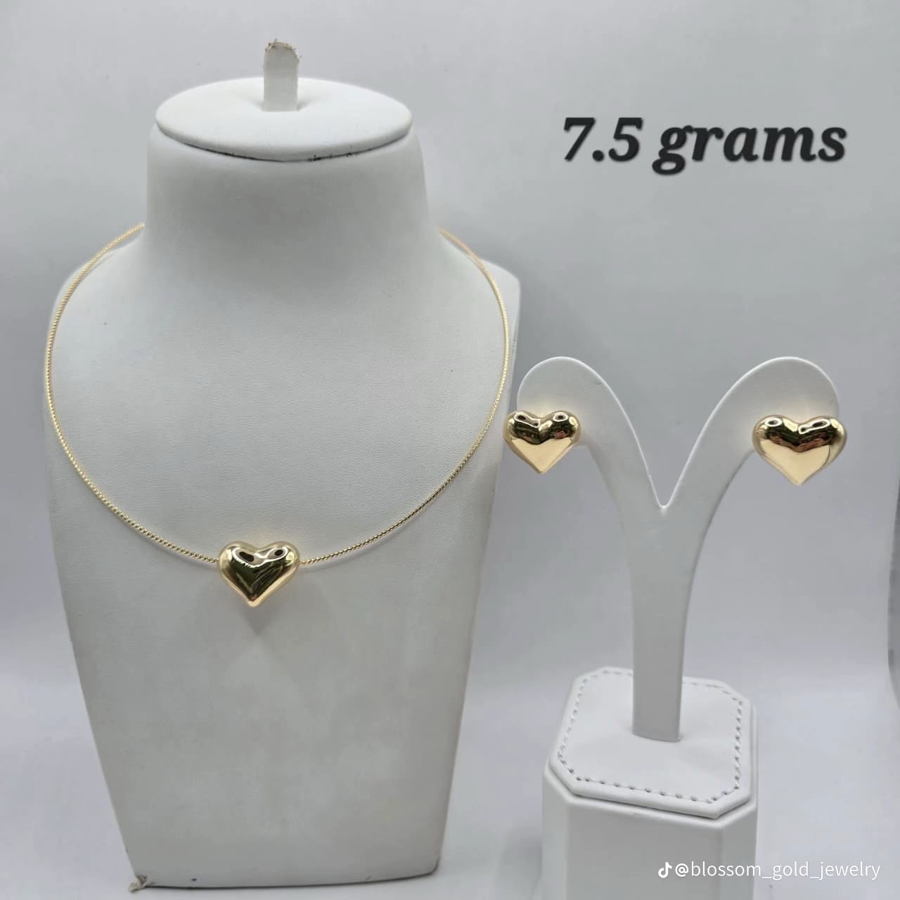 18karat gold heart shaped half set (cord necklace )