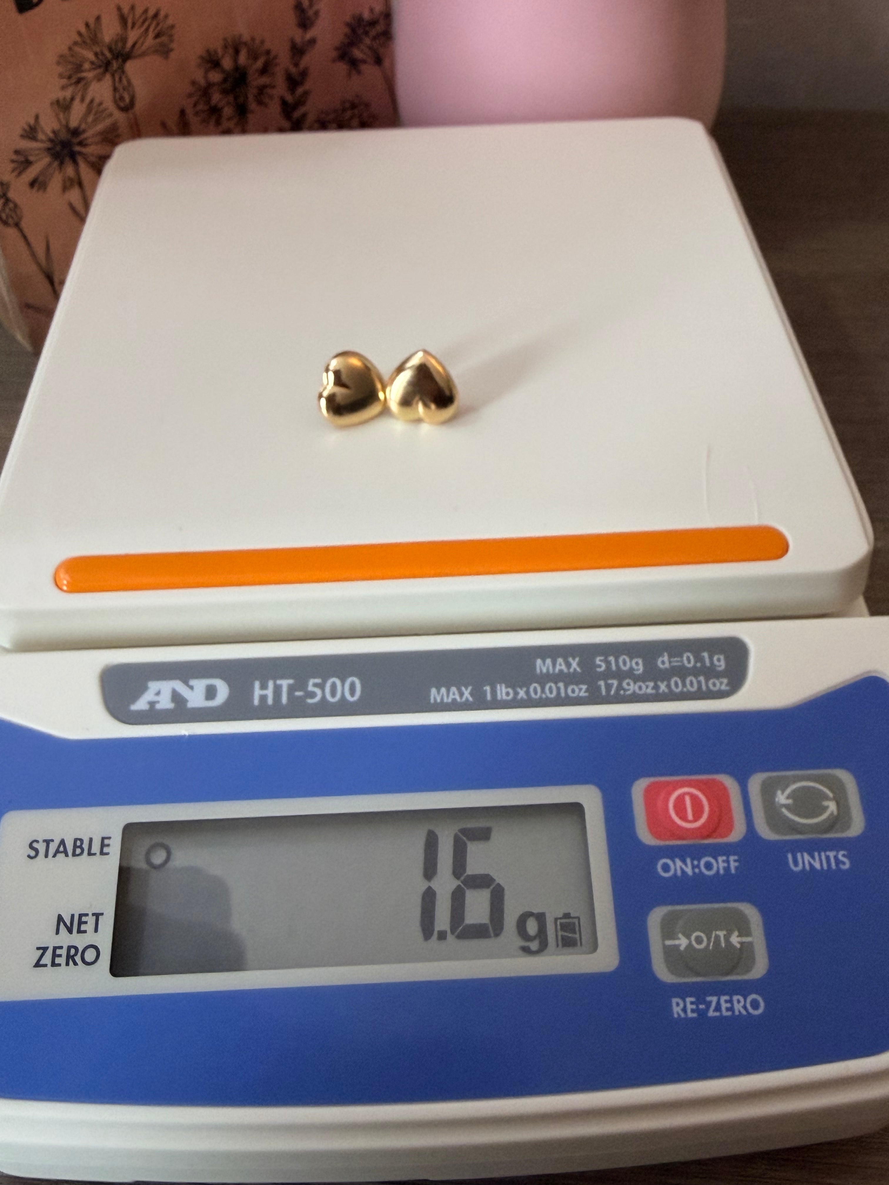 18karat gold heart shaped stud earring
